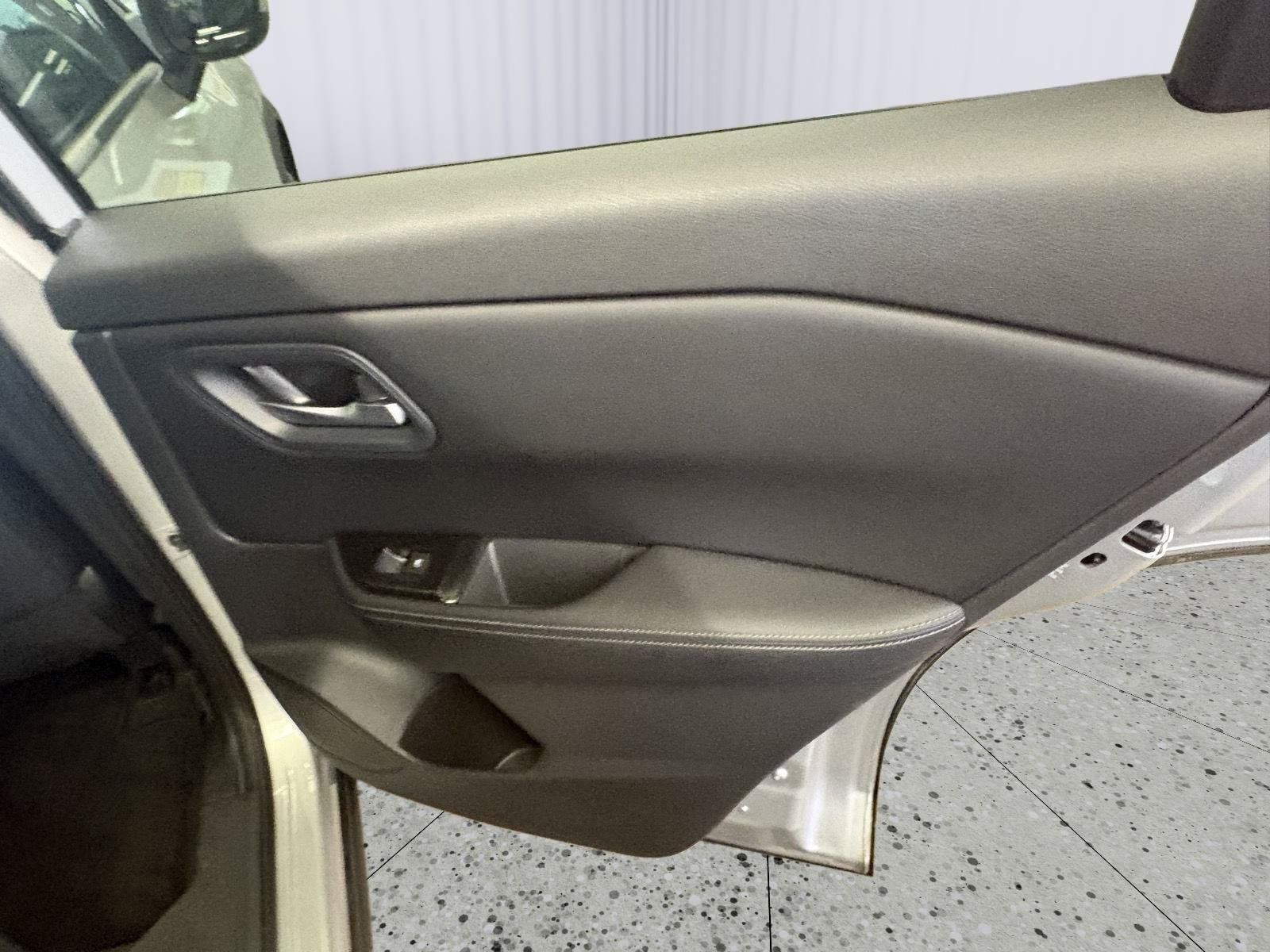 Used 2024 Nissan Rogue SV AWD/4WD image 17