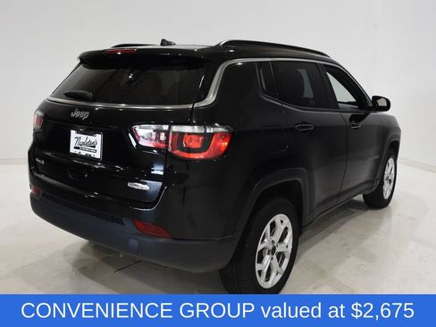 Used 2025 Jeep Compass Latitude w/ Sun & Sound Group AWD/4WD image 4
