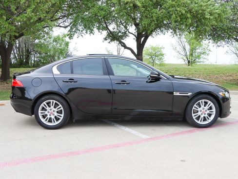 Used 2018 Jaguar XE Premium RWD image 8