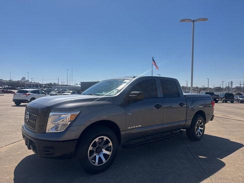 Used 2019 Nissan Titan S image 9