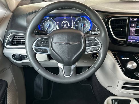 Used 2023 Chrysler Pacifica Touring-L FWD image 18