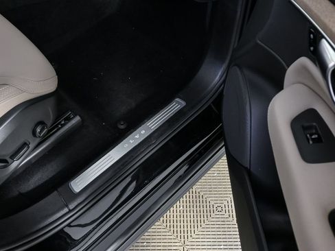 Certified 2025 Volvo XC90 B6 Plus image 28