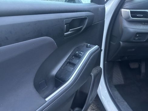 Used 2021 Toyota Highlander LE image 7