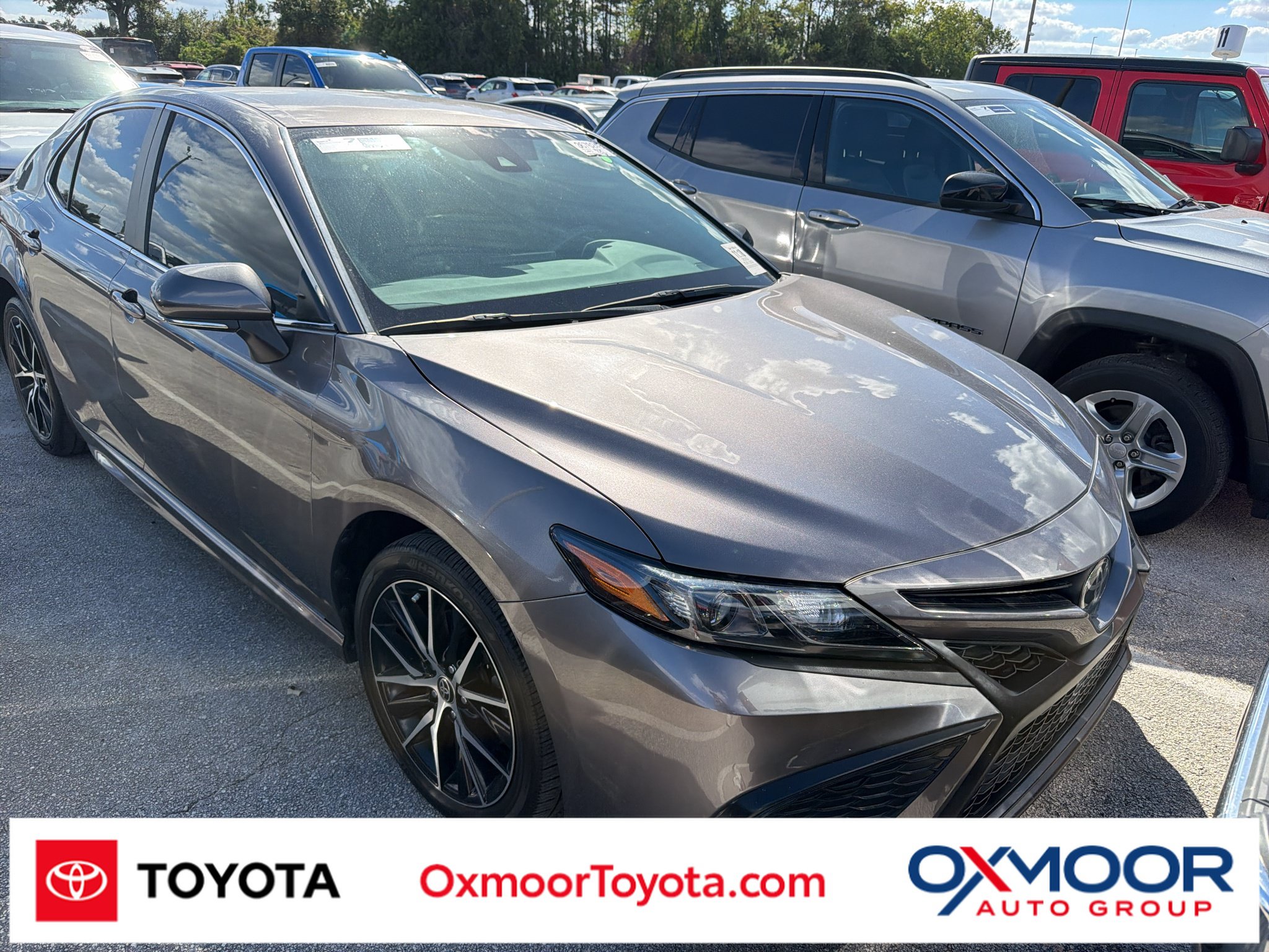Used 2023 Toyota Camry SE FWD image 1