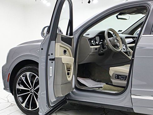 Used 2024 Bentley Bentayga Extended Wheelbase AWD/4WD image 7