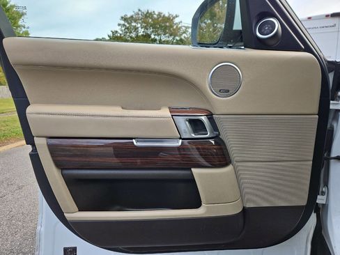 Used 2017 Land Rover Range Rover HSE image 12