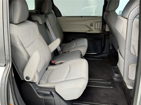 Used 2024 Toyota Sienna LE image 28