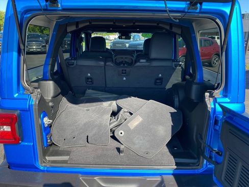 Used 2025 Jeep Wrangler Unlimited Sahara AWD/4WD image 24
