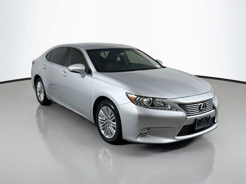 Used 2014 Lexus ES 350 w/ Luxury Package FWD image 3