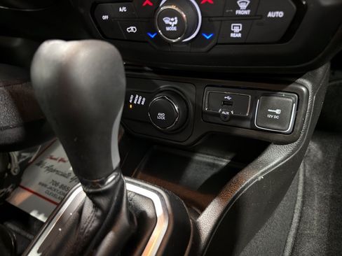 Used 2023 Jeep Renegade Latitude AWD/4WD image 21