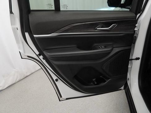 Certified 2025 Jeep Grand Cherokee Limited AWD/4WD image 44