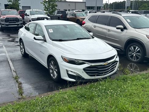 Used 2022 Chevrolet Malibu LT FWD image 2