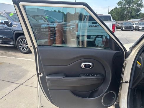 Used 2015 Kia Soul ! w/ Sun & Sound Package FWD image 10