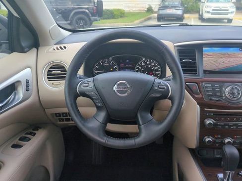 Used 2020 Nissan Pathfinder Platinum FWD image 17