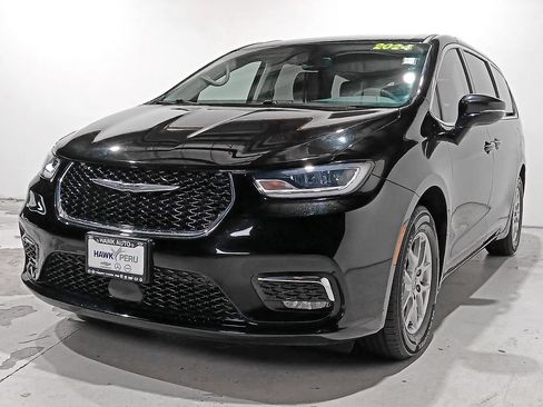 Used 2024 Chrysler Pacifica Touring-L FWD image 3