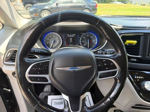 Used 2020 Chrysler Pacifica Touring-L FWD image 16