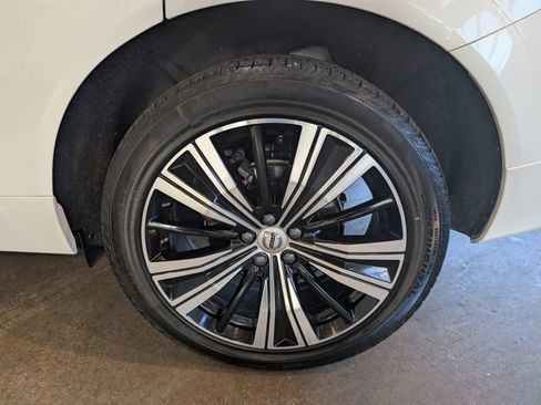 Used 2023 Volvo XC60 B5 Plus image 9