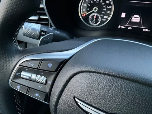 Used 2025 Genesis G70 2.5T image 19