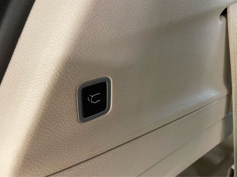 Used 2024 Chrysler Pacifica Touring-L FWD image 10