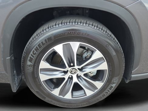 Certified 2024 Toyota Highlander XLE FWD image 36