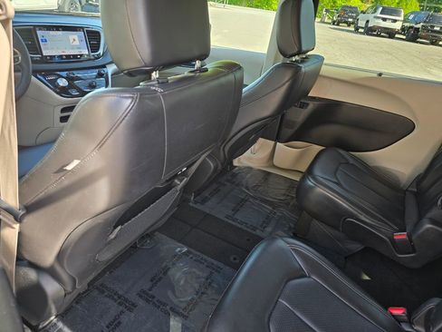 Used 2023 Chrysler Pacifica Touring-L FWD image 26
