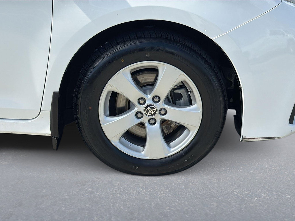 Used 2020 Toyota Sienna LE w/ Carpet Mat Package FWD image 33