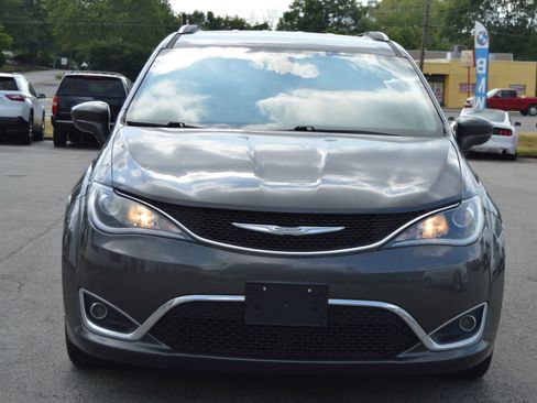 Used 2018 Chrysler Pacifica Touring-L w/ Tire & Wheel Group image 2