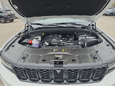 New 2025 Jeep Grand Cherokee Limited w/ Luxury Tech Group II image 24