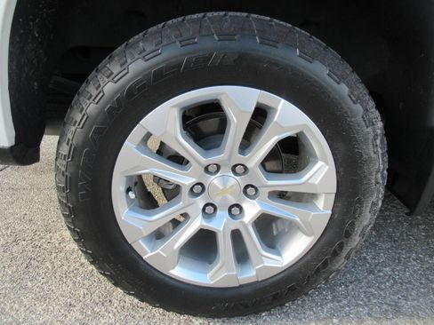 Used 2024 Chevrolet Silverado 1500 LTZ w/ LTZ Premium Package AWD/4WD image 8
