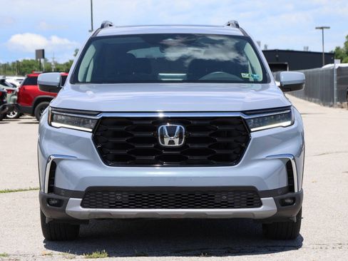 Used 2025 Honda Pilot Touring image 2