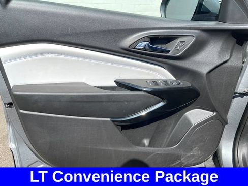 Used 2025 Chevrolet Trax LT w/ LT Convenience Package FWD image 10