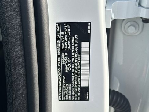 Certified 2025 Volvo XC40 B5 Core image 31