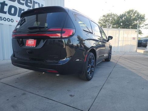 New 2026 Chrysler Pacifica Limited w/ S Appearance Package image 18