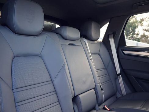 Certified 2023 Porsche Cayenne Platinum Edition image 23