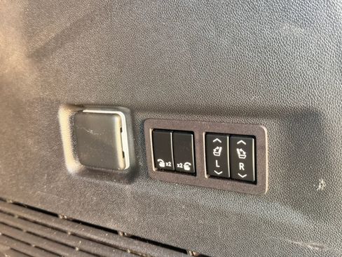 Used 2021 Chevrolet Suburban Premier w/ Premium Package image 31