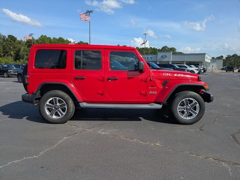 Used 2018 Jeep Wrangler Unlimited Sahara AWD/4WD image 3