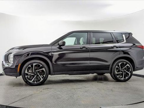 Used 2024 Mitsubishi Outlander SE image 3