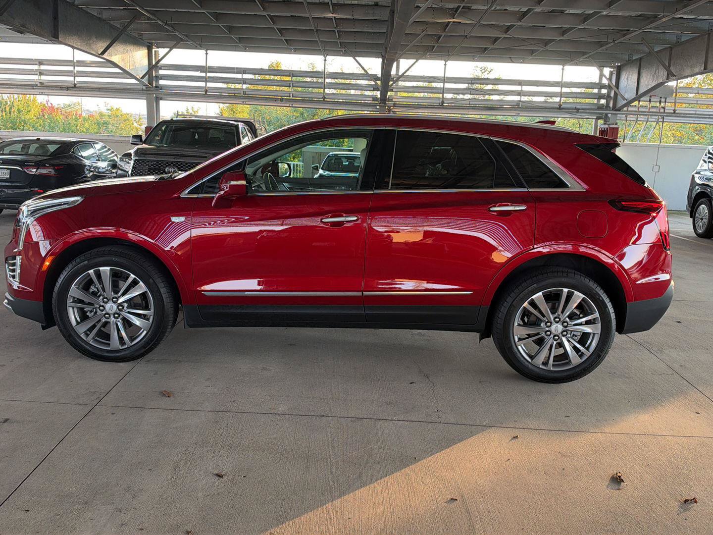 Used 2025 Cadillac XT5 Premium Luxury AWD/4WD image 2