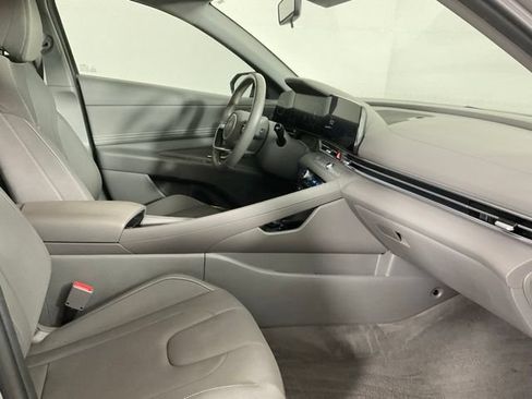 Used 2025 Hyundai Elantra SEL FWD image 16