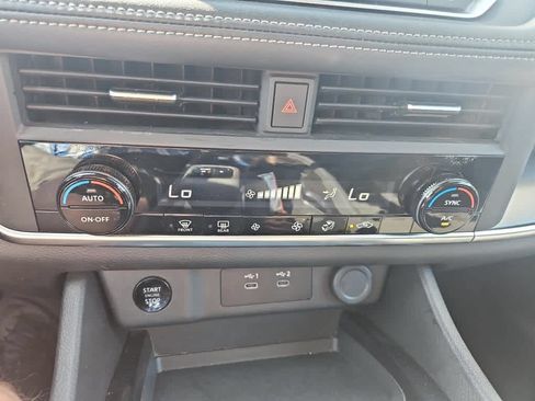 Used 2025 Nissan Rogue SV FWD image 17