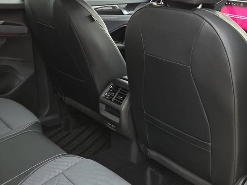 Used 2025 Volkswagen Tiguan SE FWD image 31