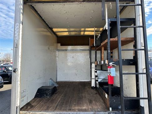 Used 2017 GMC Savana 3500 image 33