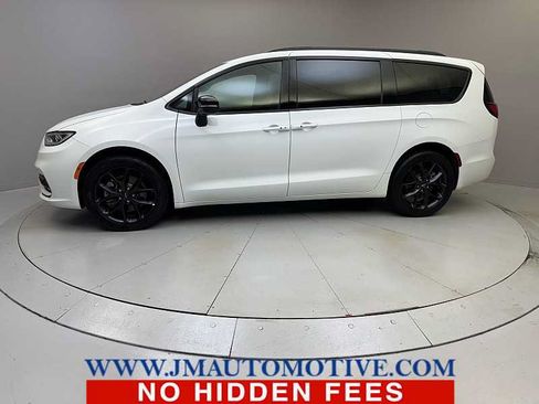 Used 2024 Chrysler Pacifica Touring-L w/ S Appearance Package AWD/4WD image 2