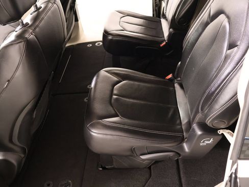 Used 2022 Chrysler Pacifica Touring-L FWD image 12
