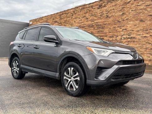 Used 2018 Toyota RAV4 LE FWD image 1