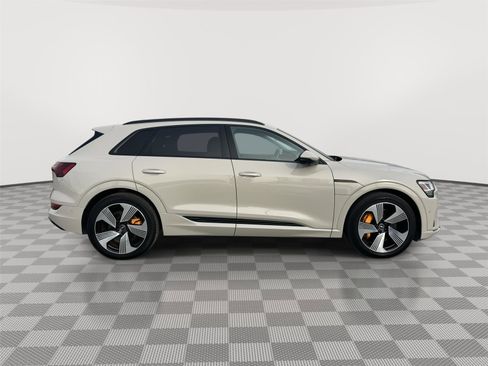 Used 2022 Audi e-tron Premium Plus w/ Premium Plus Package image 4