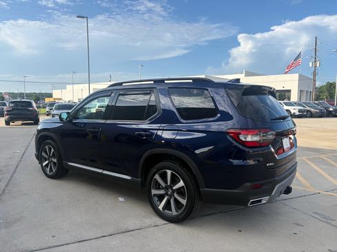 Certified 2025 Honda Pilot Touring image 6