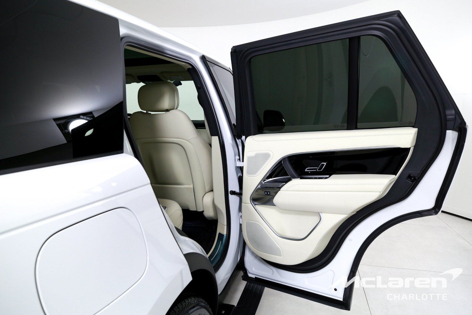 Used 2025 Land Rover Range Rover SE AWD/4WD image 25