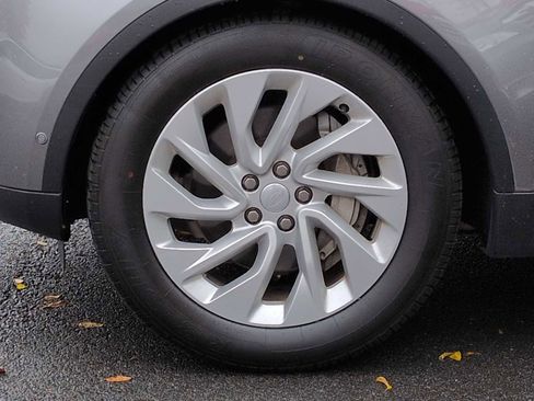 Used 2024 Land Rover Discovery S image 13