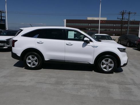 Used 2023 Kia Sorento LX FWD image 2